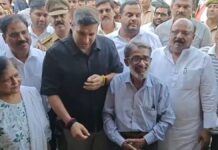 गांधीनगर क्षेत्र में 25 वर्षों से अधिक समय से कब्जाई गई एक दुकान को प्रशासन ने कब्जा मुक्त कराकर उसके वास्तविक मालिक बुजुर्ग दंपति को सौंप दिया।