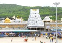 आंध्र प्रदेश में स्थित तिरुपति बालाजी मंदिर में हर दिन करोड़ों रुपये का चढ़ावा