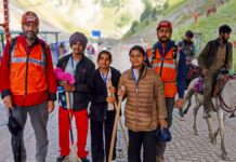 जम्मू कश्मीर और आसपास के इलाकों में भारी बारिश का पूर्वानुमान जताया गया। ऐसे में एहतियातन यात्रा रोक दी गई