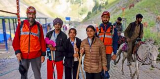 जम्मू कश्मीर और आसपास के इलाकों में भारी बारिश का पूर्वानुमान जताया गया। ऐसे में एहतियातन यात्रा रोक दी गई