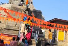 अमरनाथ गुफा में “हर हर महादेव” और “बम बम भोले” के जयकारों के बीच विशेष पूजा की गई