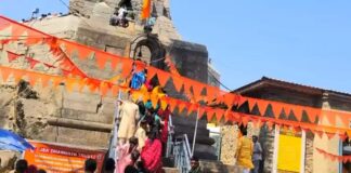 अमरनाथ गुफा में “हर हर महादेव” और “बम बम भोले” के जयकारों के बीच विशेष पूजा की गई