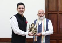 राघव चड्ढा ने पीएम मोदी को भगवान गणेश की मूर्ति भेंट की