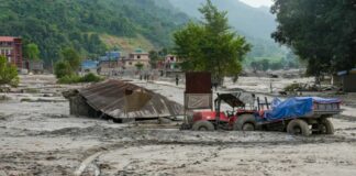 नेपाल और तिब्बत के बीच मुख्य ज़मीनी सीमा, ग्यारोंग पोर्ट के आस-पास बचाव कार्यों की ज़िम्मेदारी संभालने वाली टीम ने ढलानों पर नज़र रखने और आस-पास काम कर रहे बचाव कर्मियों को समय रहते चेतावनी देने के लिए ड्रोन तैनात किए