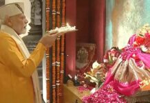 गणेश चतुर्थी: पीयूष गोयल के आवास पहुंचे पीएम मोदी, गणपति बप्पा की उतारी आरती; लिया विघ्नहर्ता का आशीर्वाद