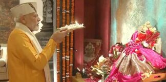 गणेश चतुर्थी: पीयूष गोयल के आवास पहुंचे पीएम मोदी, गणपति बप्पा की उतारी आरती; लिया विघ्नहर्ता का आशीर्वाद