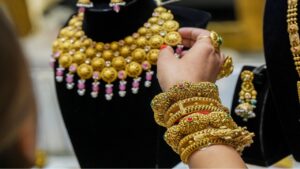 खुशखबर: करवाचौथ से पहले सोना-चांदी का गिर गया भाव, इतना हो गया सस्ता; सराफा बाजार में छाई रौनक